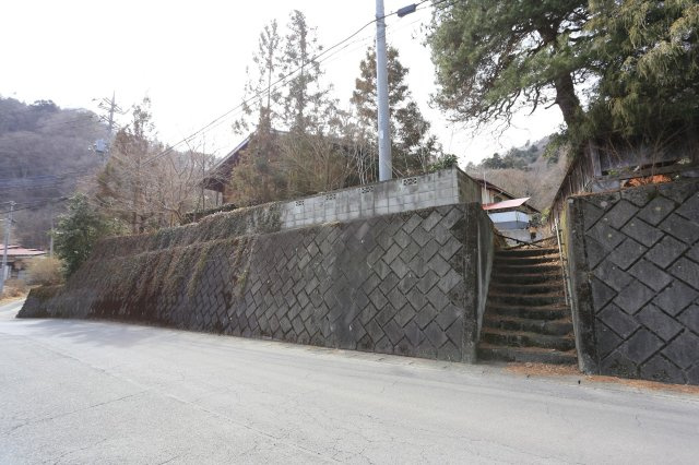 道路より高い位置にあり、階段でも上がる事が出来ます