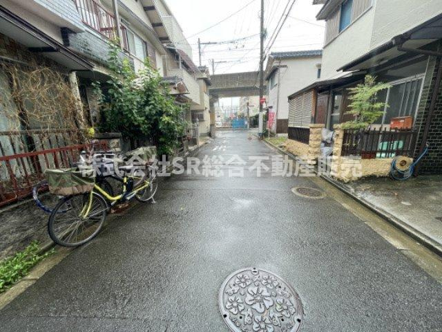 前面道路含む現地写真です