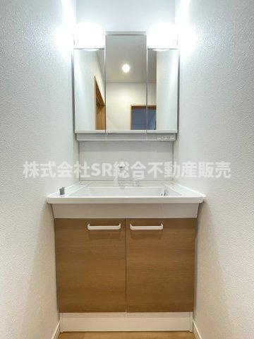 独立洗面台、鏡裏に小物を置くことができて便利です！