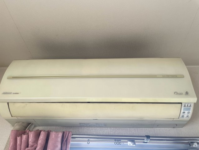 お部屋にはエアコンが設置されており、冷暖房完備で一年中快適に過ごせます。引っ越し後すぐに使える設備が整っているのは、うれしいポイントですね。