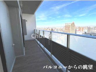 手を伸ばせば、ふれることが出来そうな環境が、そのままインテリアになったような印象です。その豊かな眺望にふさわしい空間には、通風・採光にも優れ、心地よい光と風があふれています