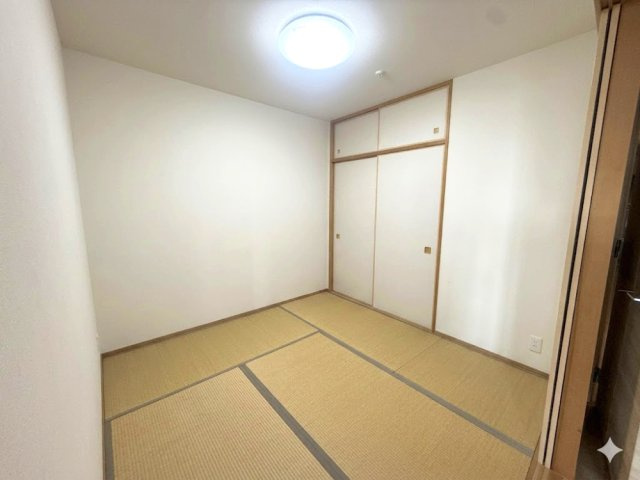 リビングの隣には、い草の香りが落ち着く素敵な4.5帖の和室があります。