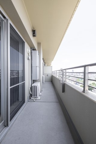 タワーマンションの特権ともいえる、開放感抜群のバルコニー。外の空気を吸いながら、都会のパノラマを一望できます。お気に入りの椅子を置いて、夜景を独り占めする贅沢なひとときをお楽しみください。