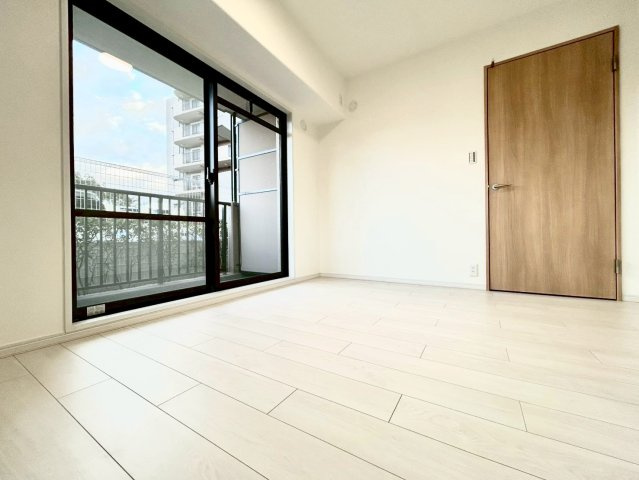 【当社施工事例】シンプルな洋室でお部屋のコーディネートが楽しめます♪お好みのスタイルに彩ってお気に入りの空間にできます♪