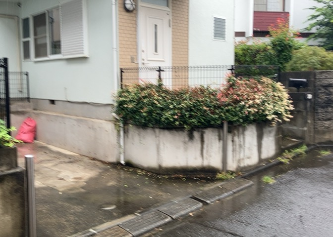 前面道路は平坦地で舗装されており、徒歩や自転車での移動もスムーズに行えます。閑静な住宅街に位置しているため、車の騒音に悩まされることなく、ゆったりとした時間を自宅で過ごすことができる環境です。