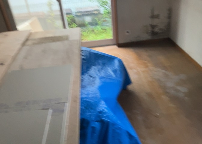 家族で囲む毎日の食事風景が目に浮かぶ明るいダイニング空間です。南側の窓から温かい日差しが注ぎ込み、心地よい朝日を受けながら朝食を楽しめます。清潔感溢れる室内で家族の会話も自然と弾みますね。
