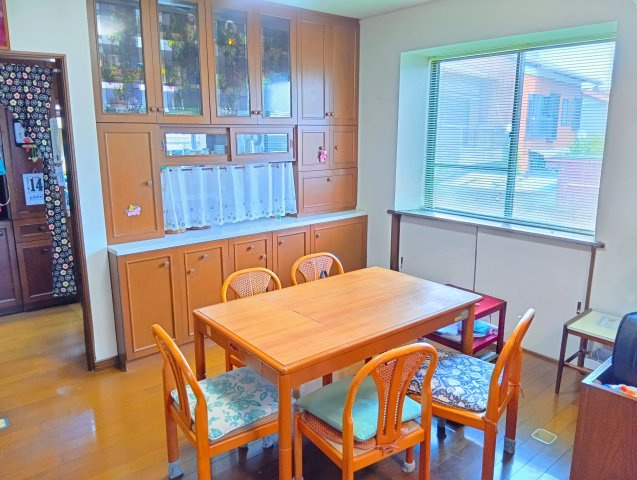 窓から入るたっぷりの日差しが嬉しいですね。キッチン横なので家事導線もスムーズです。　