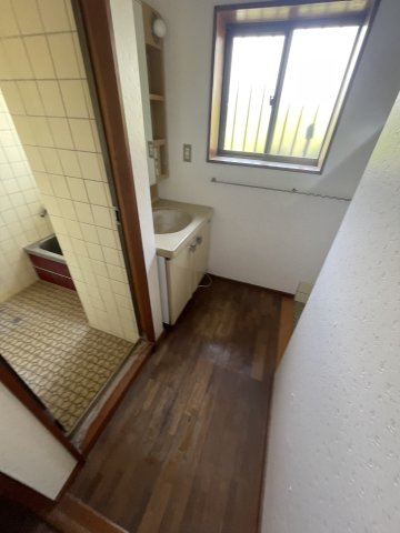 窓から自然光が入る洗面室。好みの空間へ改装も楽しめます