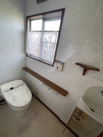 窓があり換気がスムーズ。手洗いカウンター付きのトイレ