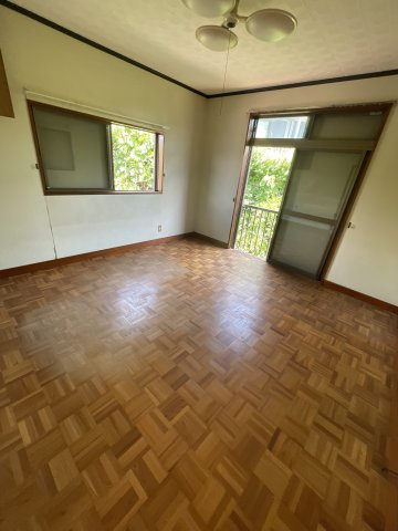 2面に窓が配置され、心地よい風が通り抜けるお部屋