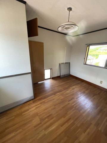 心地よい光が入るシンプルな洋室