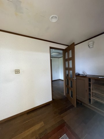 落ち着いた木目調の建具が出迎える玄関スペースです