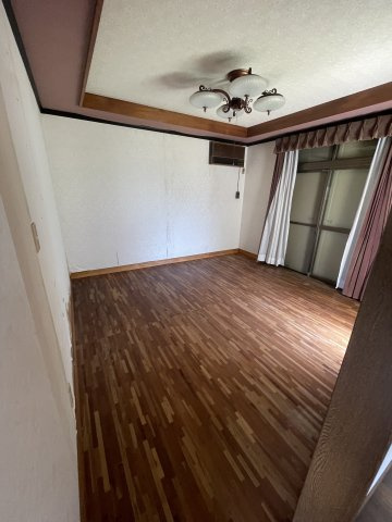 落ち着いた色合いのフローリング。家具の配置がしやすい間取り