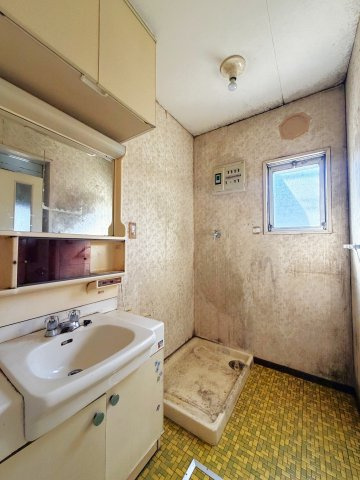 脱衣所に窓があるため、換気もしやすいです