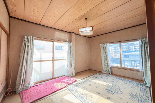 南向きの窓からやわらかな光が入る和室。畳の香りに包まれた落ち着きある空間で、客間や寝室としてもおすすめです。押入収納もあり、室内を広く使えます。　お客様が来られても充分に使っていただくことが出来ます。