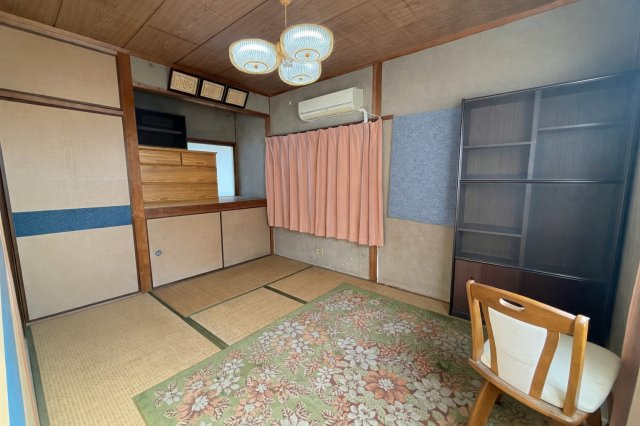 南側に位置する6帖の和室は、やわらかな光が差し込む心地よい空間です。畳のぬくもりを感じながら、くつろぎの時間を過ごせます。押入収納も備えているため、布団や季節物の整理にも便利です。