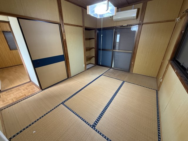 掃き出し窓から光が入る和室。可動棚付きで小物の整理も便利。