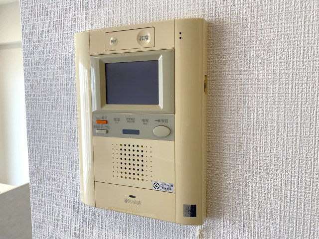 来訪者の顔を室内からしっかり確認できるTVモニター付きインターホンです。防犯性に優れ、お子様のお留守番や一人でのお留守番時も安心してお過ごしいただけます。安心と快適を提供する必須設備です。