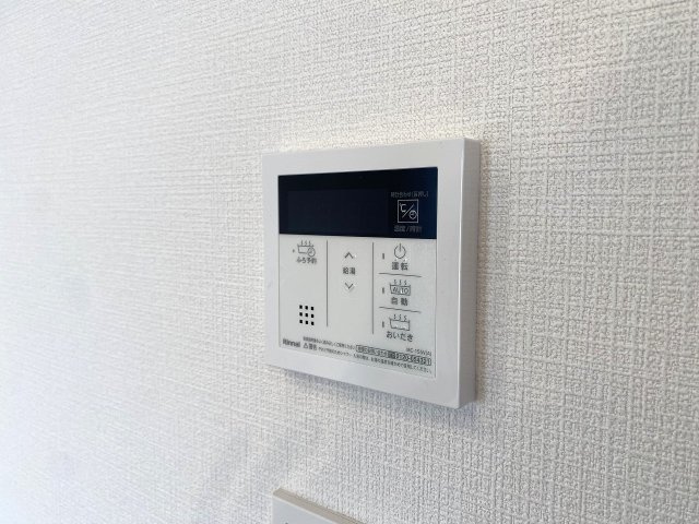 いつでも温かいお湯で快適に入浴できる追い焚き機能を完備しています。帰宅時間が異なるご家族でも、ボタンひとつでいつでも適温のお風呂を楽しめます。快適なバスタイムを叶える魅力的な設備です。