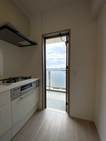 キッチン奥には通気性に優れた勝手口が備わっています。調理中のニオイや湿気がこもりにくく、こまめな換気が行えて衛生的な環境をキープできます。ゴミ出しの動線としても便利に活用いただけます。