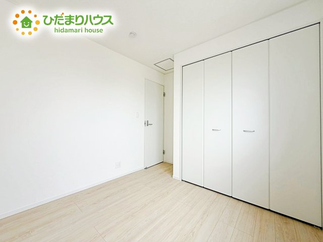 窓からそそがれる暖かみのある明るい空間。広々としたプライベート空間で自分の時間を楽しめます。フローリング仕様で普段のお掃除も楽々です。
