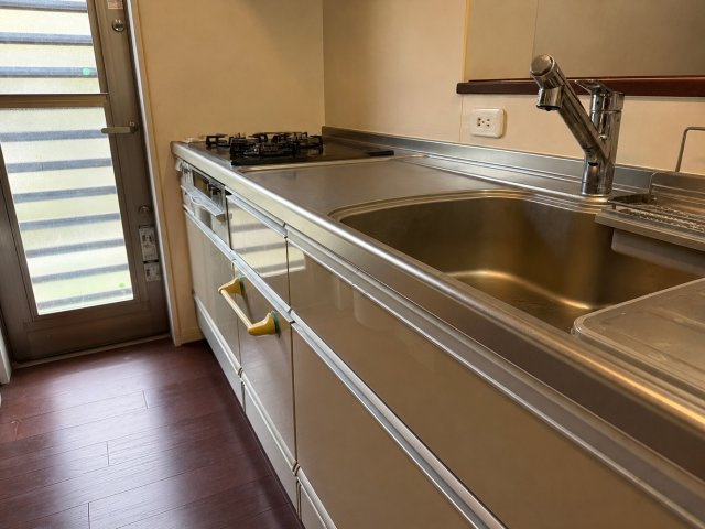 裏庭に通じる勝手口付きで換気ができます。キッチンで出た生ゴミや資源ゴミを裏庭へ仮置きも可能です。
