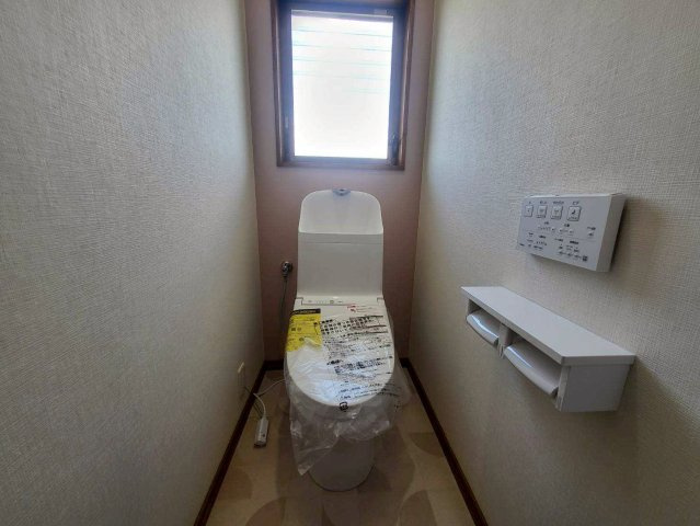 各階にトイレを設置しているため、朝の忙しい時間帯や就寝時にも便利です。温水洗浄便座付きで快適性にも配慮。窓付きで自然換気ができ、清潔な空間を保ちやすい仕様です。暮らしやすさを高めてくれる設備。
