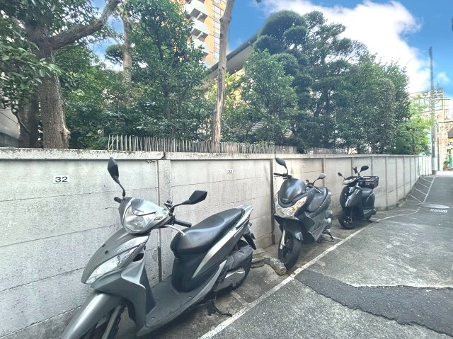 【バイク置場】最新の空き状況や費用などの詳細は担当スタッフまでお問い合わせください。