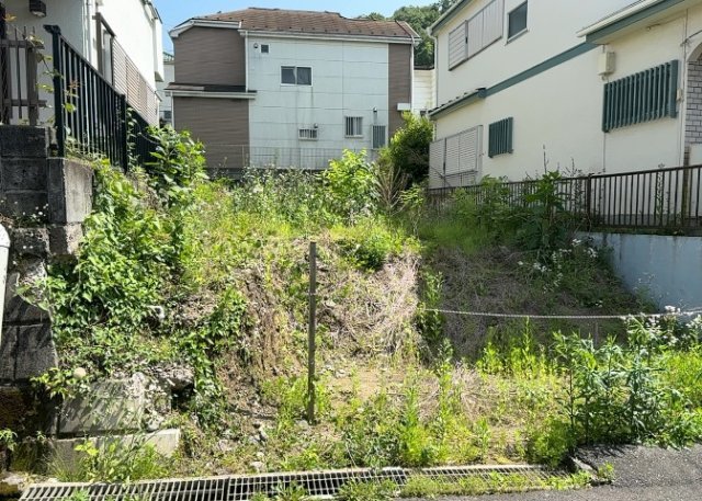 土地の形が極端に長細かったり、狭小地、あるいは道路との高低差がある傾斜地だった場合、後々売ろうとしても買い手がつかない場合もあります。後々、売却することになった時に価値の下がらない土地を選びましょう。