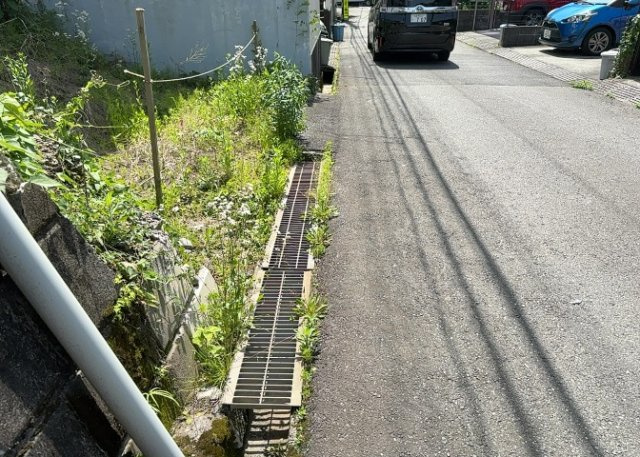 土地の面積＝住宅面積ではありません。建ぺい率の問題などで、土地のある場所によって住宅を建てられる面積は限られています。高さもしかり、「土地」という言葉の中には、建築条件も含まれると考えておきましょう。
