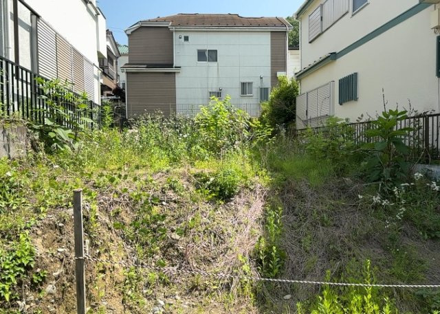 家を建てる場合、方位は要チェックです。現実的に日当たりのよい家ならばリビングは南側、建築基準法でも北側に当たる家への配慮は求められています。土地を見学に行く際は、方位磁針を持って行くようにしましょう。