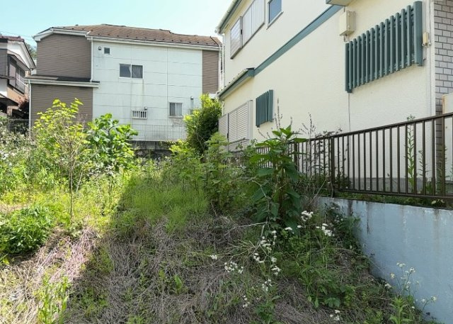土地を買う際、住む地域の自治体や福祉の補助制度にも注目してみましょう。子供や老人の医療補助やゴミ出しのルールなど、自治体によってルールに大きな違いがあるため、暮らしやすい土地で判断するとよいでしょう。
