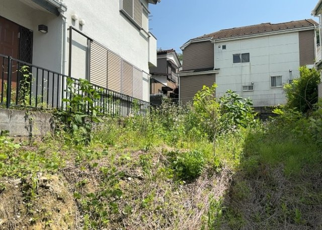 土地の前の道路に消火栓が設置されていることがあります。この場合、道路交通法第45条第1項により、駐車禁止の場所が指定されています。そのため、車庫などの駐車スペースをつくることができない場合があります。