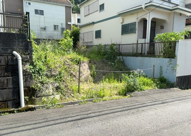 現地に行くなら、物件の周囲の地形がどうなっているかを見ることも大切です。周辺より低くなっている土地では、大雨などで水が集まりやすいため、地盤が弱くなっているということも考えられるため、注意が必要です。