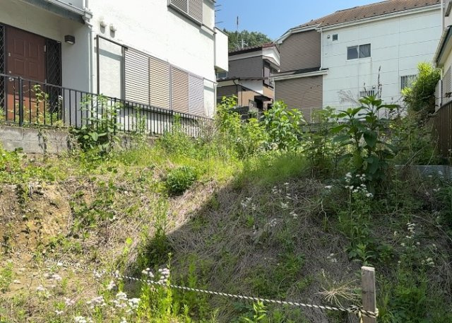 土地購入を検討されている場合、境界杭がない状態で購入してしまうと境界確定測量をする必要があり、費用がかかります。購入の前に、売主、隣土地所有者立ち合いのもと境界を確定し境界杭を設置するのがベストです。