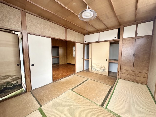 畳のぬくもりを感じながら寛げるスペース。クローゼット収納もあり、日用品や家電品、備品のストックスペース、季節の布団など、様々な物の収納にお使いいただけます。使いやすくカスタマイズして機能性を高めても。