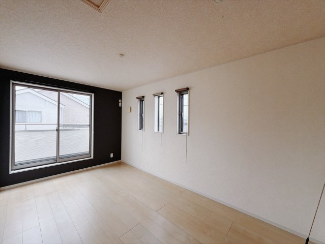 ■洋室｜ゆとりのある洋室は、ご夫婦の主寝室にしても良し、贅沢なお子さま部屋にしても良いですね。