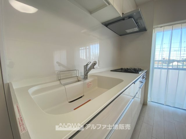 【Water　cleaner】　◆浄水器◆蛇口から流れ出すお水はクリーンでいつも楽しめます。また浄水器内臓シャワー混合栓なので場所取らずのスッキリとしたスタイルです。