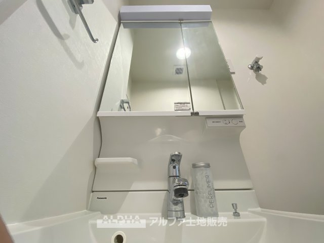 【Wash　basin】　◆洗面台◆には、歯ブラシ・コップ・化粧品類など様々な小物を使用するので散らかってしまいがち。鏡の裏収納でたっぷり収納して生活感を隠し、スタイリッシュな空間に。