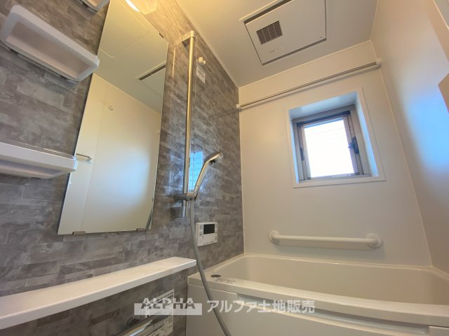 【Bathroom】　◆浴室換気乾燥機付きUB◆雨に日でも洗濯物が乾かせ、同時に室内を乾燥させる為、カビ、汚れの発生を抑えます。暖房機機能があり冬場は入浴前に暖め可能でとても重宝します。