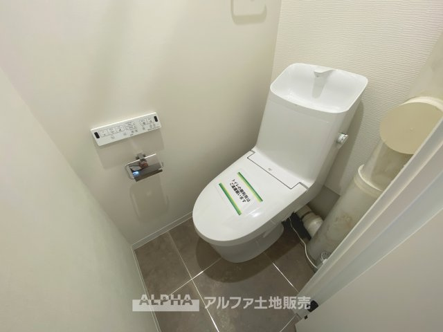 【Warm　water　flush　toilet】　◆温水洗浄便座付きトイレ◆お掃除も楽々。快適に過ごすためには今や欠かせない設備の一つです。壁掛けリモコンで使いやすくいつでも清潔に保てます。