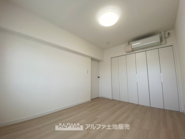 【room】　◆居室◆6帖の洋室。たっぷり収納で使い勝手の良いお部屋です。