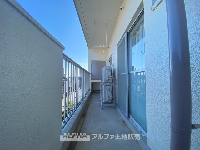 【outward　appearance】　◆バルコニー◆家から望む空はブルースカイ。隔てるものは何もなく、そこにあるのは青い空と白い雲の景色がこの街の彩りを演出している。