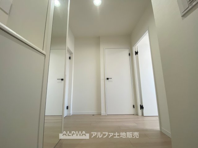 【Shoes　cloakroom】　◆シューズクローク◆帰宅し玄関を入ると容量たっぷりなシューズクローク。そこにはお気に入りのチャカブーツやジョンロブのストレートチップを眺める。そんな時間も悪くない。
