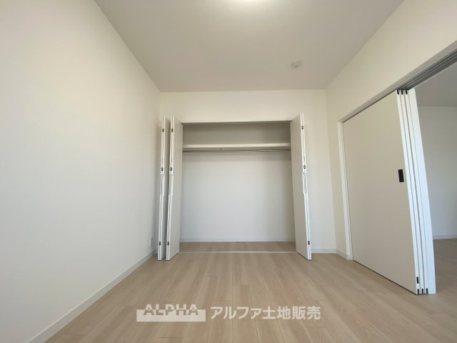 【closet】　◆クロゼット◆各居室のクロゼットは大好きな服、大事なバッグやアクセサリー、そして大切な思い出の品々。そんなものを傍らにそっと置いておきたい場所です。