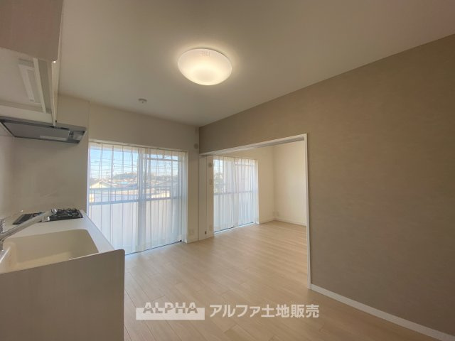【Dining　room】　◆時を忘れる場所◆ここにはみんなが集い、食事と楽しい会話が始まる。話に夢中になりすぎて、ついつい時を忘れ夜半過ぎになってしまう。そんな束の間の幸せを感じさせてくれる場所。