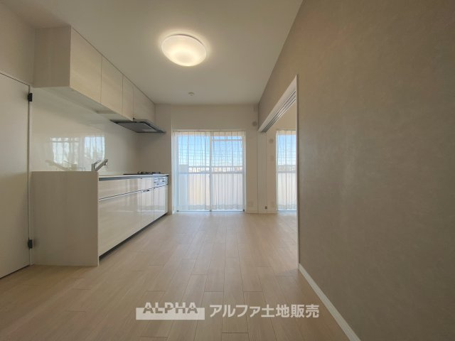 【The　situation】　◆シチュエーション◆ダイニングルームのドアを開くと、窓から飛び込むのは緑と光の風光明媚な景色。僕の目に映るは、ここで家族と会話をワイワイガヤガヤ楽しんでいる様子。