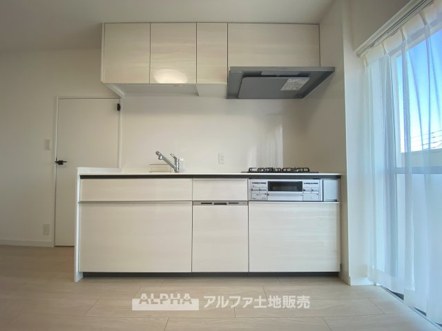 【Kitchen】　◆キッチン◆美しく使いやすいキッチンは油汚れが簡単に拭き取れる素材で加工されており使いやすい仕様です。