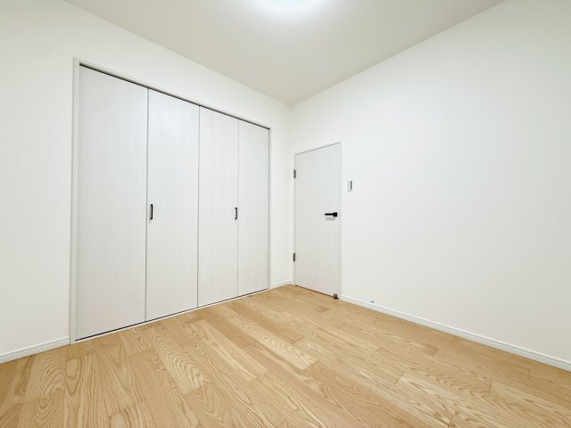 東側洋室の別角度です。