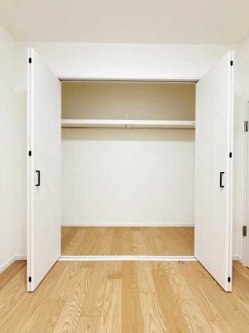 東側洋室の収納です。